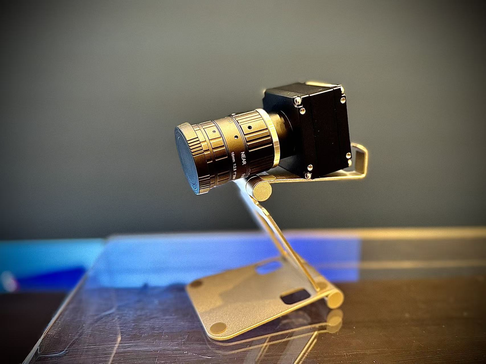 CES 2026:Frore Systems 以全场景散热技术重塑 AI 设备性能边界 桌子上摆放着黑色的机器AI 生成的内容可能不正确。