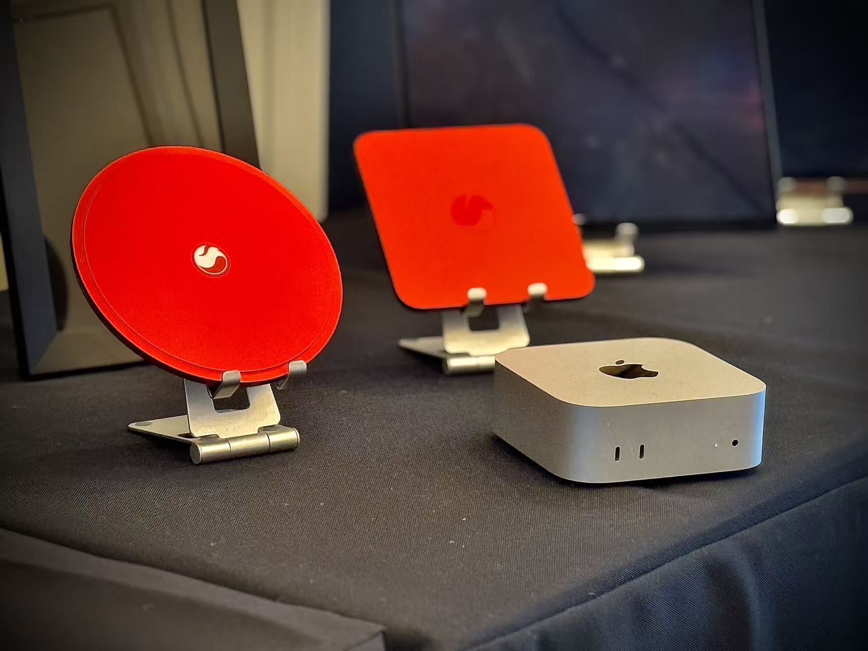 CES 2026:Frore Systems 以全场景散热技术重塑 AI 设备性能边界 桌子上的游戏遥控器AI 生成的内容可能不正确。