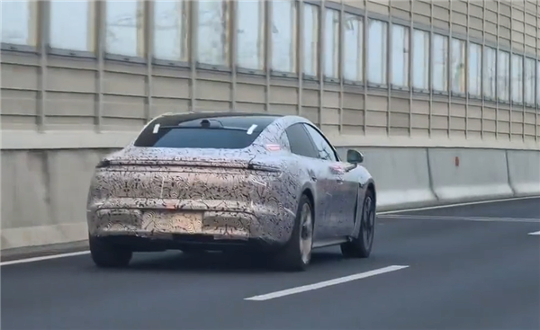 鸿蒙智行尚界Z7实车曝光:设计和保时捷“心有灵犀”