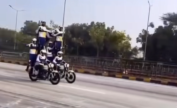 传统艺能不能丢 印度阅兵彩排又见摩托“叠罗汉”