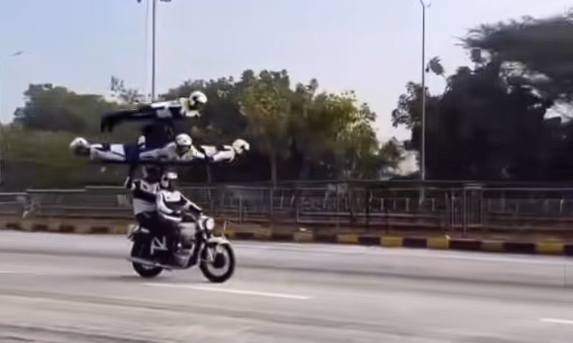 传统艺能不能丢 印度阅兵彩排又见摩托“叠罗汉”